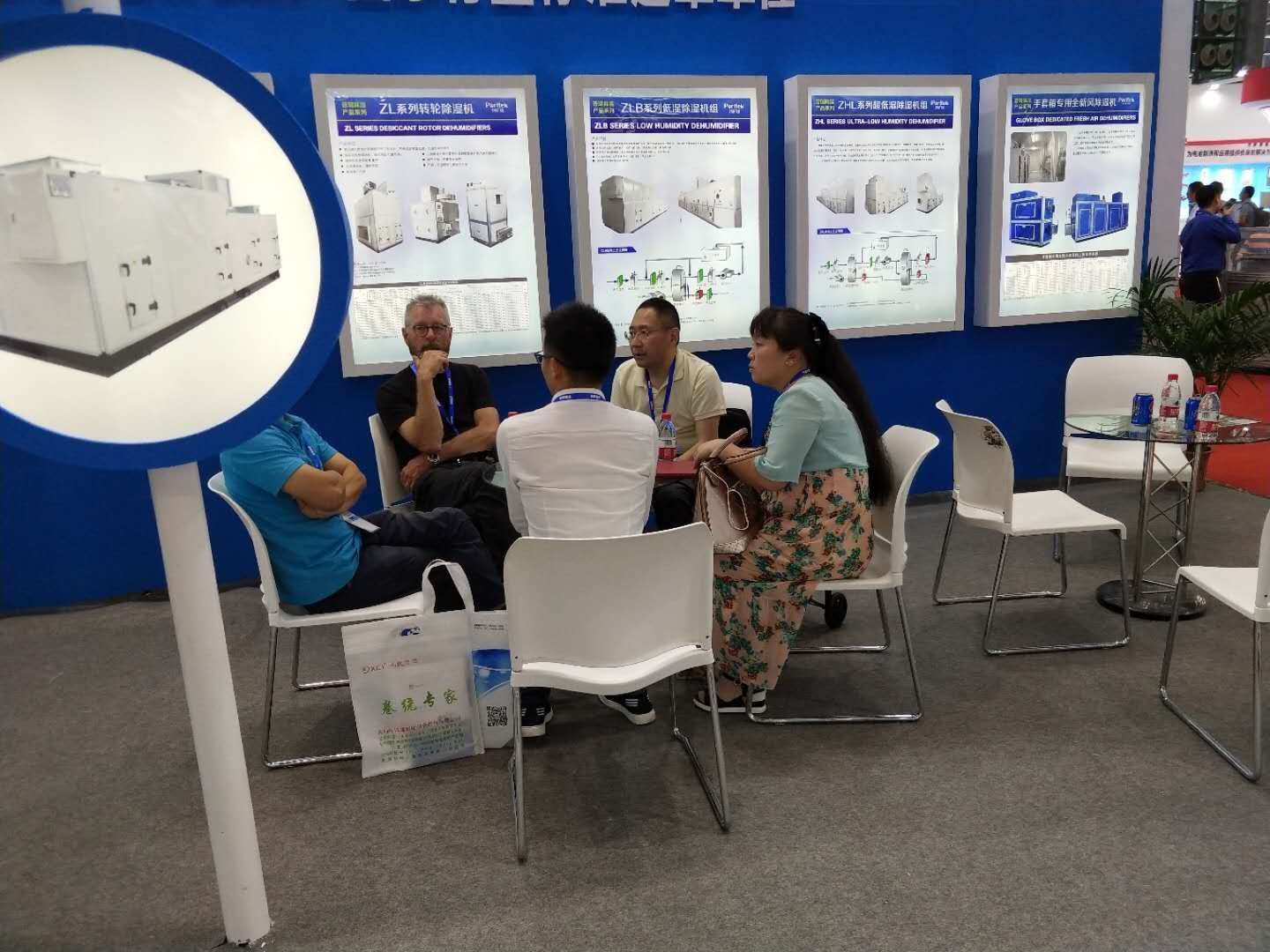 普瑞泰員工與客戶(hù)交談